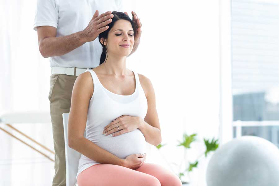 femme enceinte qui reçoit un massage crânien