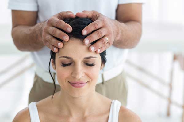 femme recevant un massage crânien